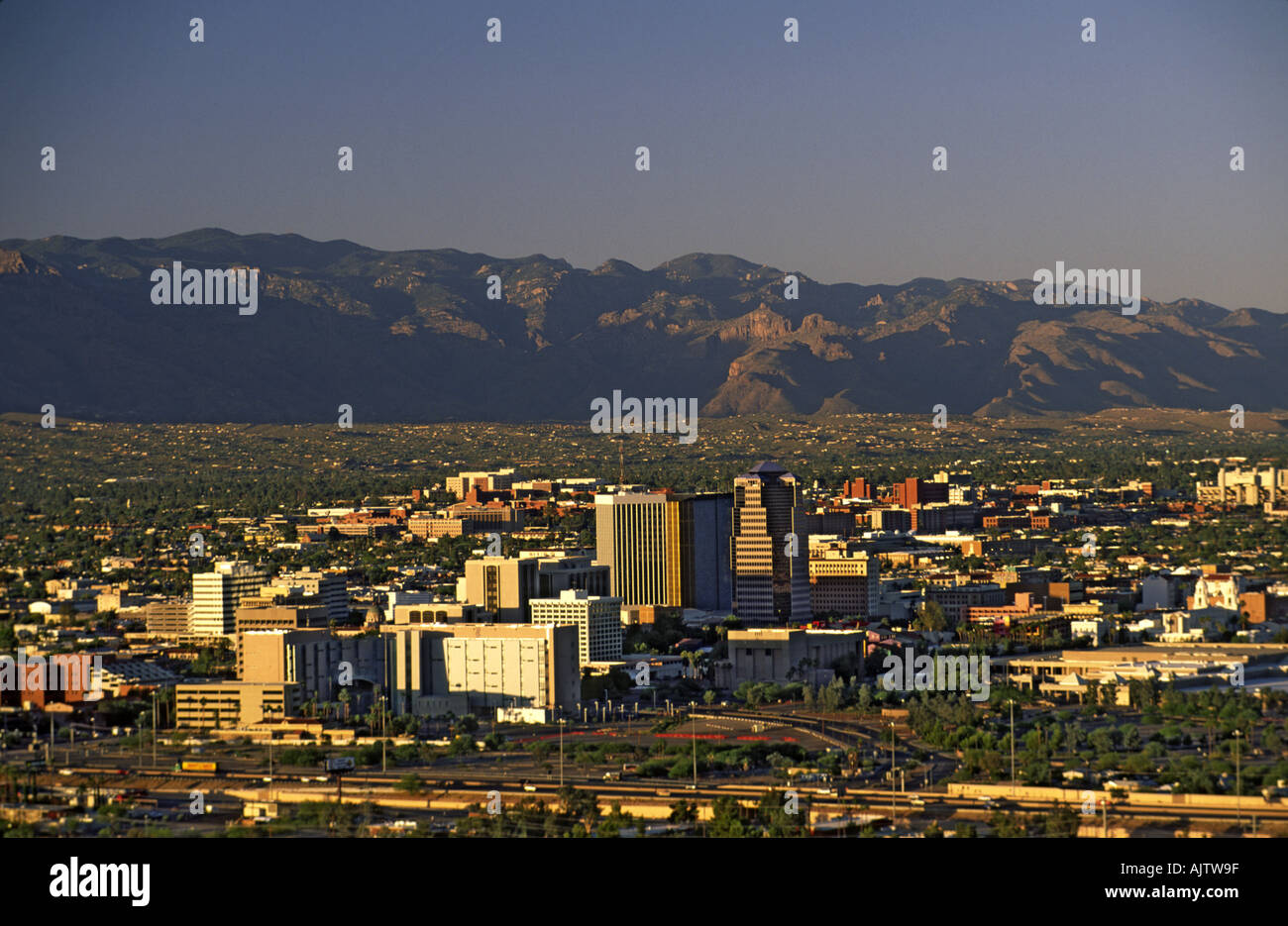 Tucson Downtown von Sentinel Peak bei Sonnenuntergang, Tucson, Arizona, USA Stockfoto