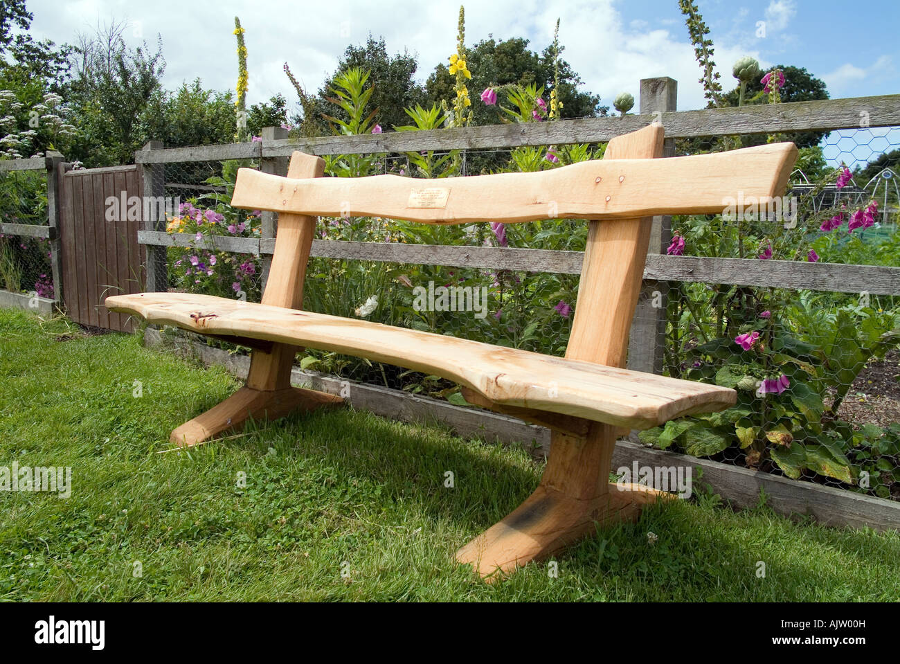 Eine Gartenbank im Garten Bio, Ryton, warwickshire Stockfoto