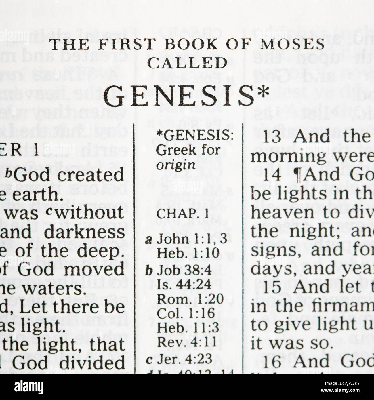 Nahaufnahme der Verse des Buches Genesis in der Bibel Stockfoto