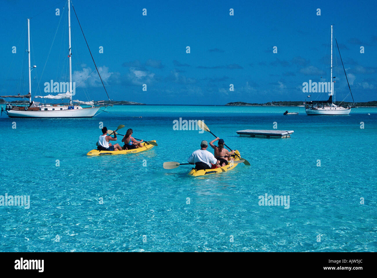 Paar im Kanu / Bahamas Stockfoto