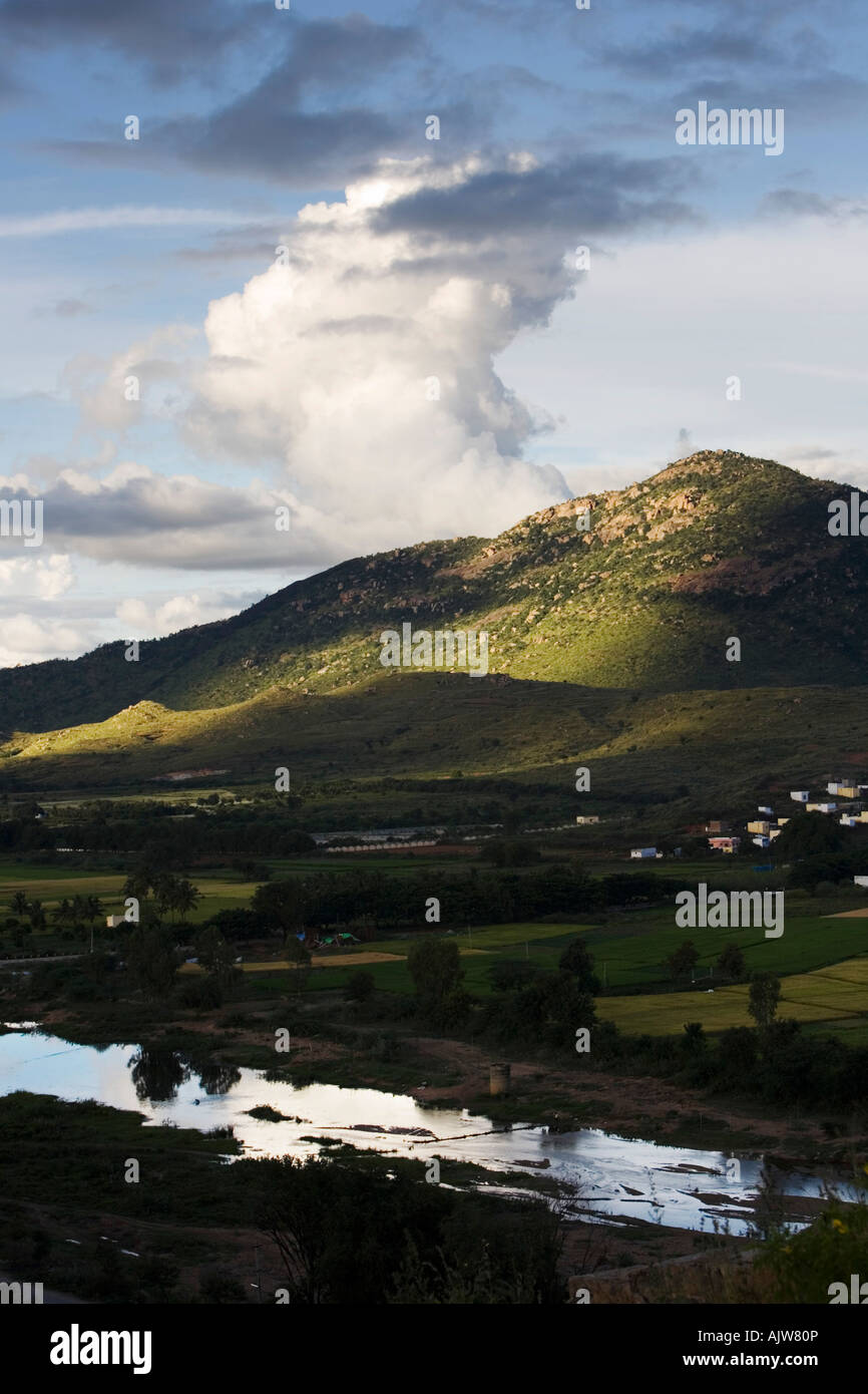 Gewitterwolken über indische Landschaft bilden. Puttaparthi, Andhra Pradesh, Indien Stockfoto