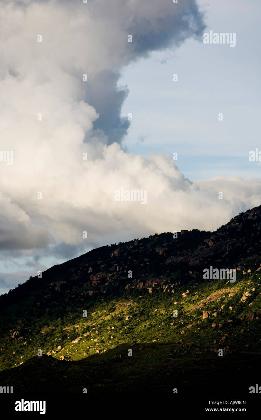 Gewitterwolken über indische Hügel bilden. Andhra Pradesh, Indien Stockfoto