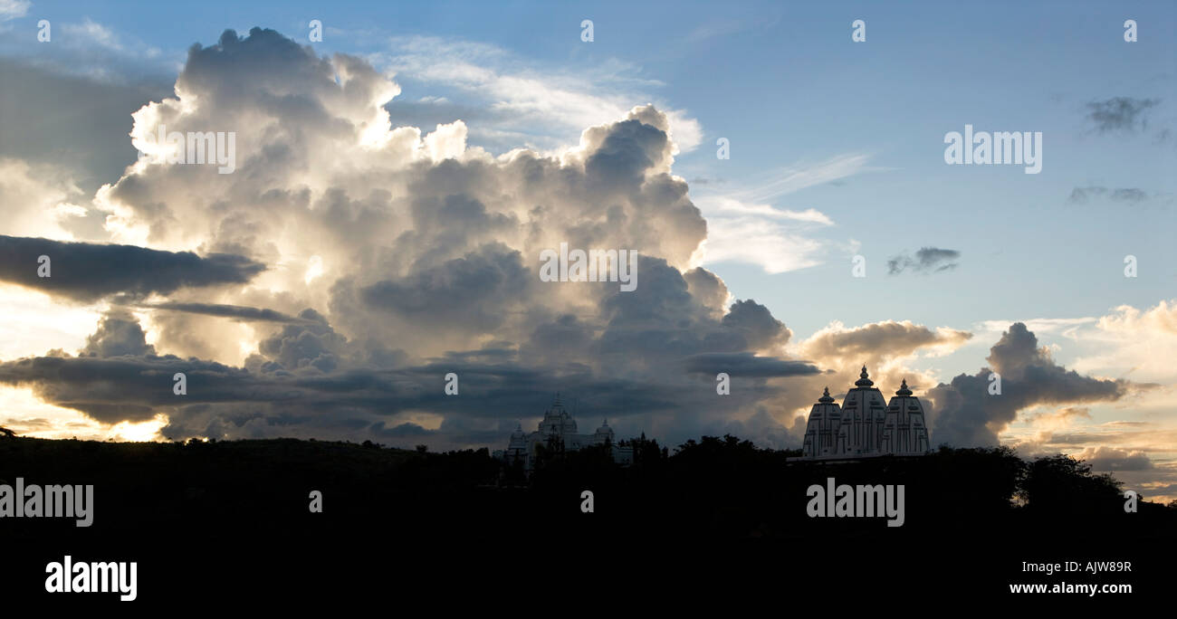Sonnenuntergang Gewitterwolken über indischen Ashram Gebäude Panorama. Puttaparthi, Andhra Pradesh, Indien Stockfoto