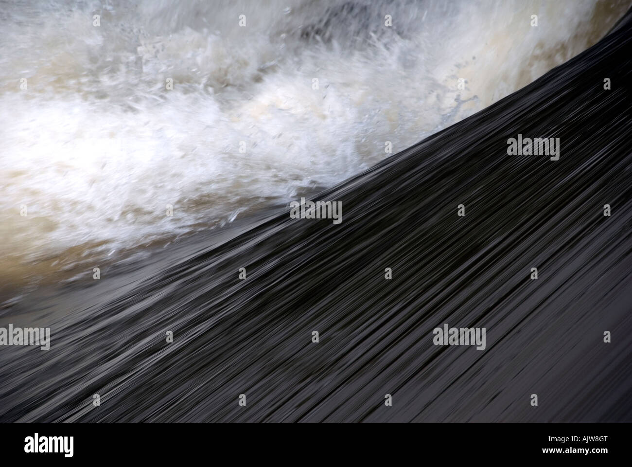 Nahaufnahme von Flut Wasser Rauschen von einer Schleuse in einem Damm. Stockfoto