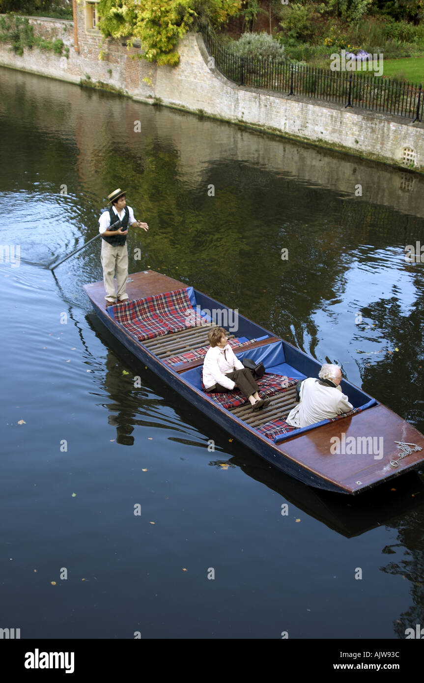 Punt Chauffeur mit Kunden Cambridge England 2004 Stockfoto