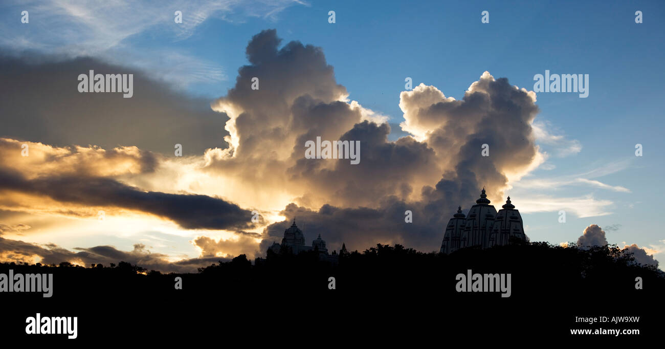 Sonnenuntergang Gewitterwolken über indischen Ashram Gebäude Panorama. Puttaparthi, Andhra Pradesh, Indien Stockfoto