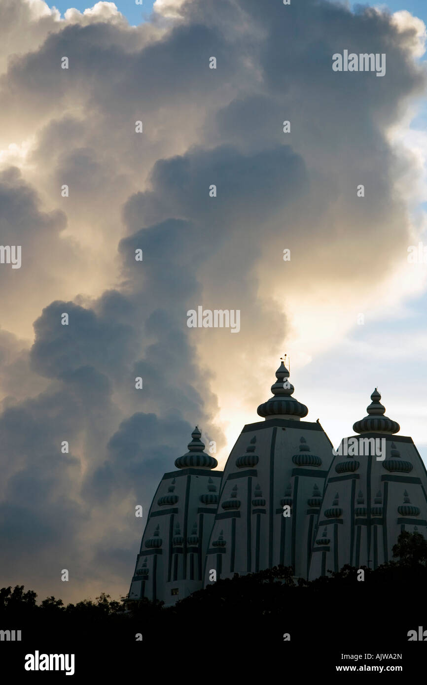 Sonnenuntergang Gewitterwolken über indischen Ashram-Gebäude. Puttaparthi, Andhra Pradesh, Indien Stockfoto