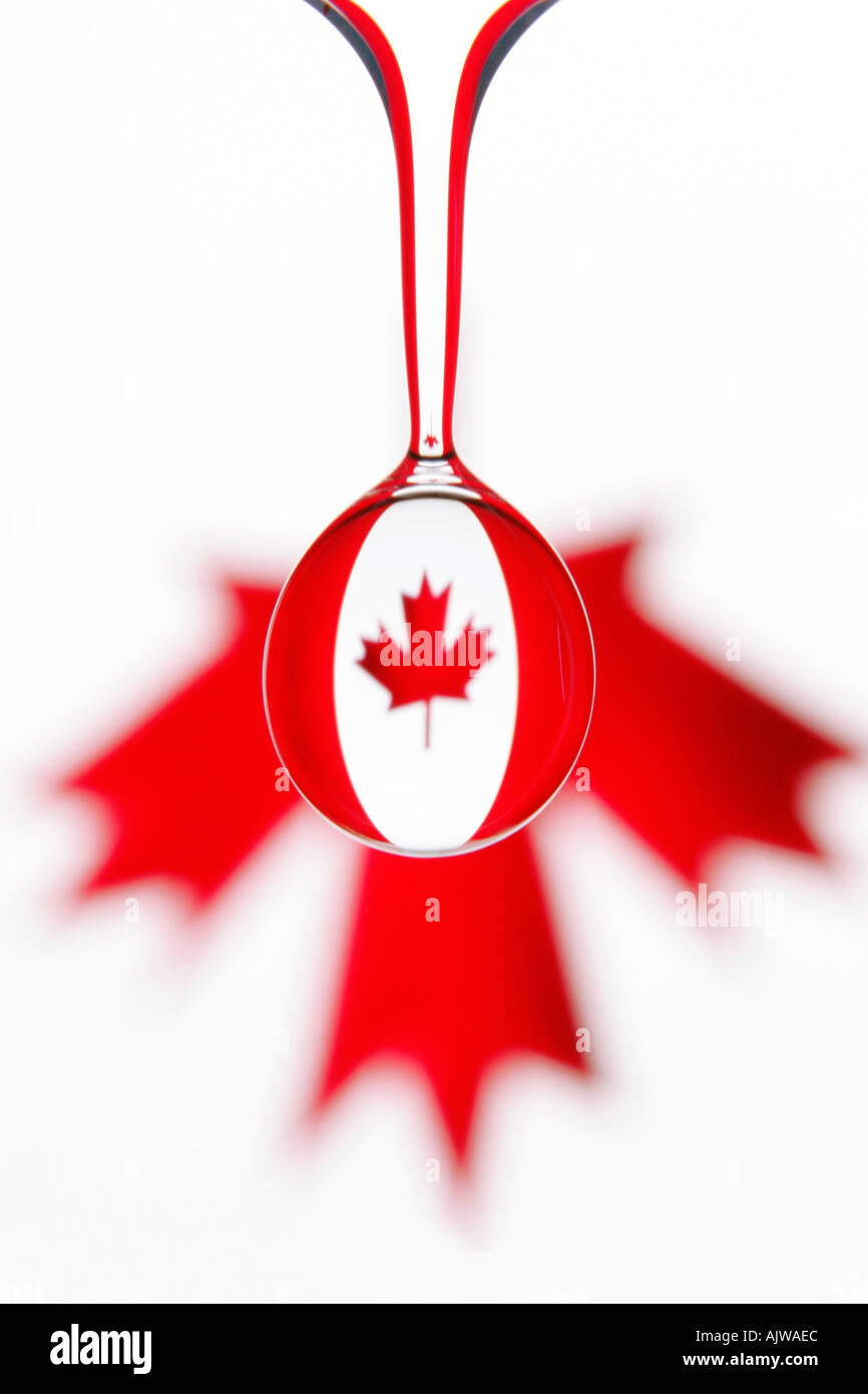 Wasser in Farben der kanadischen Flagge Abwurf fallen Stockfoto