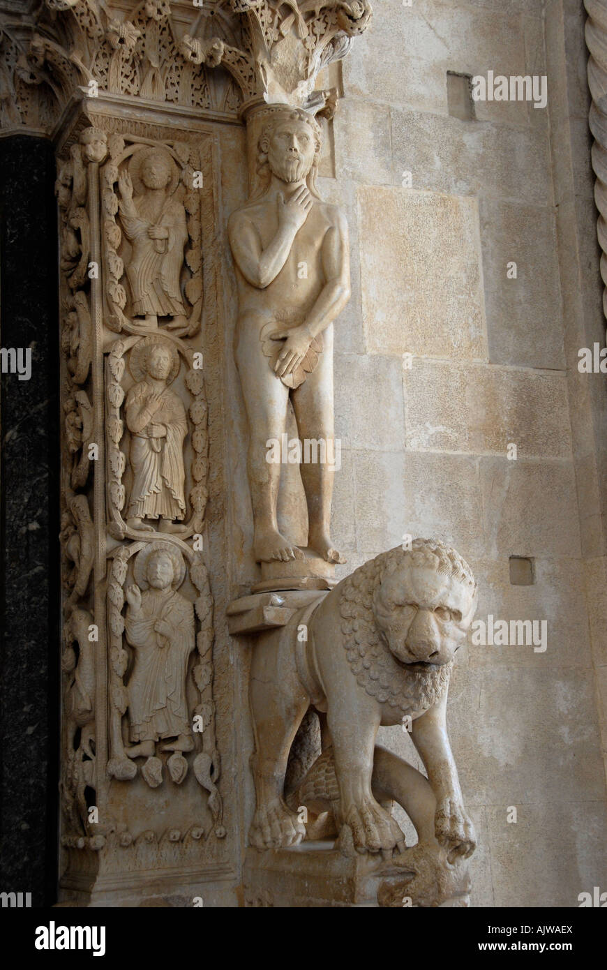 Statue von Adam Portal Trogir Kathedrale Stockfoto