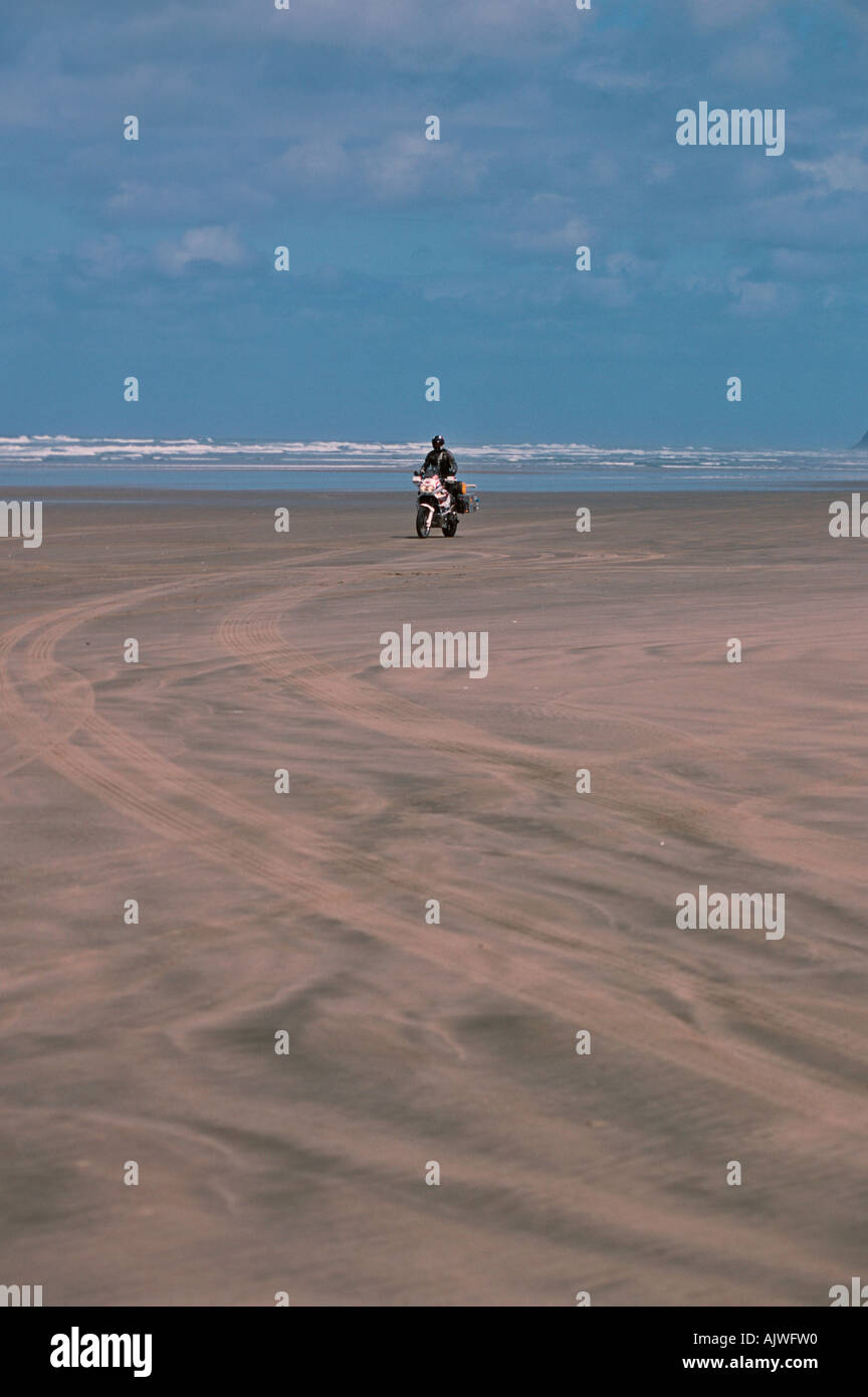 Ein Motorradfahrer Kreuzfahrt auf 90 Mile Beach, Neuseeland Stockfoto