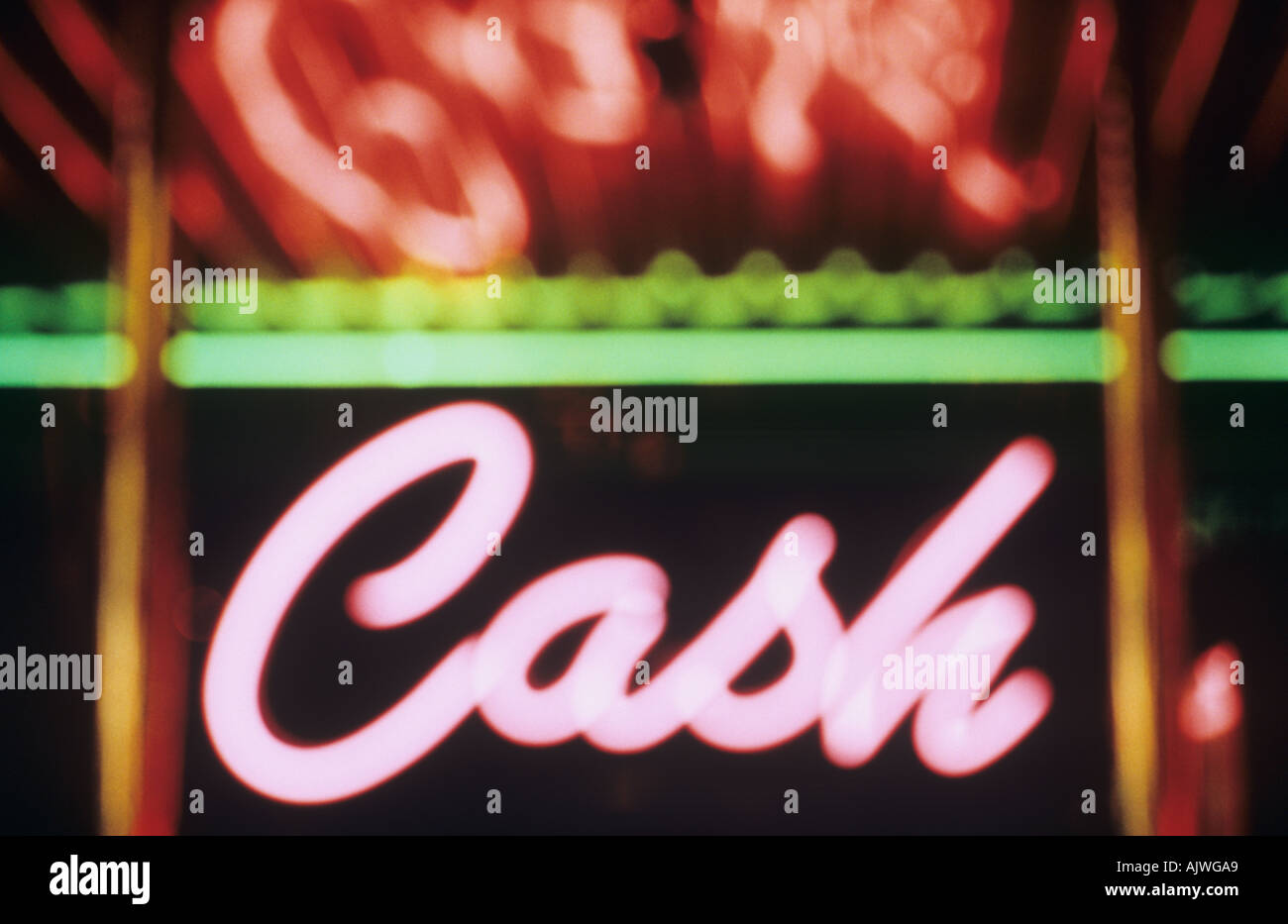 Roter Neon-Schild mit Kursivschrift ankündigt Bargeld und Reflexion und grünes Licht oben Stockfoto