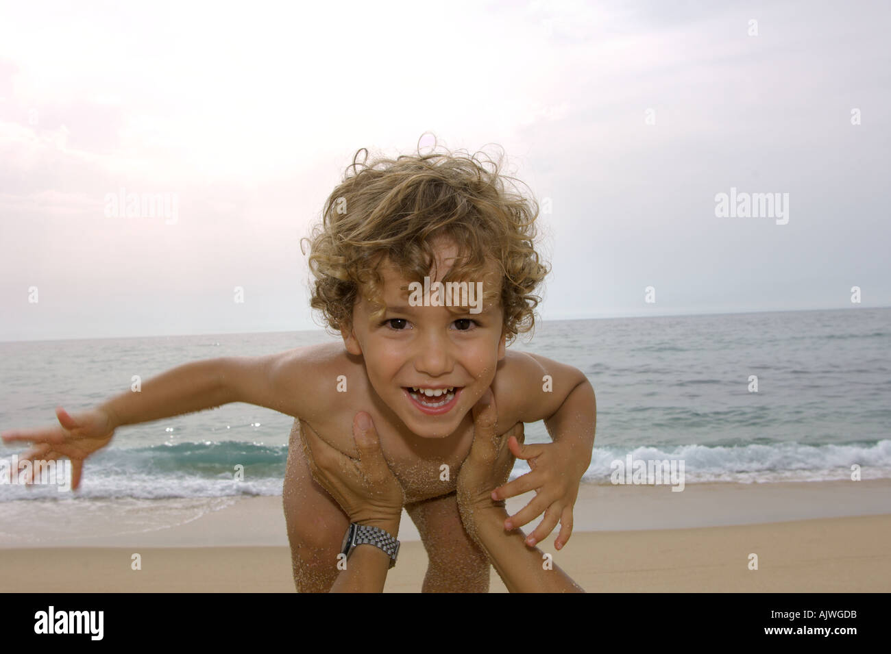 Junge, spielen am Strand in der Luft Stockfoto