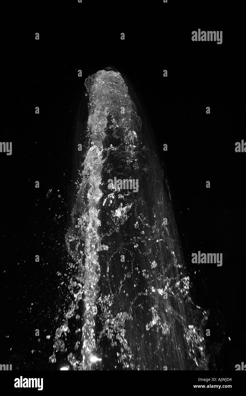 Brunnen-Spurt in der Nacht in der Nähe von Guggenheim Museum Bilbao Spanien Stockfoto