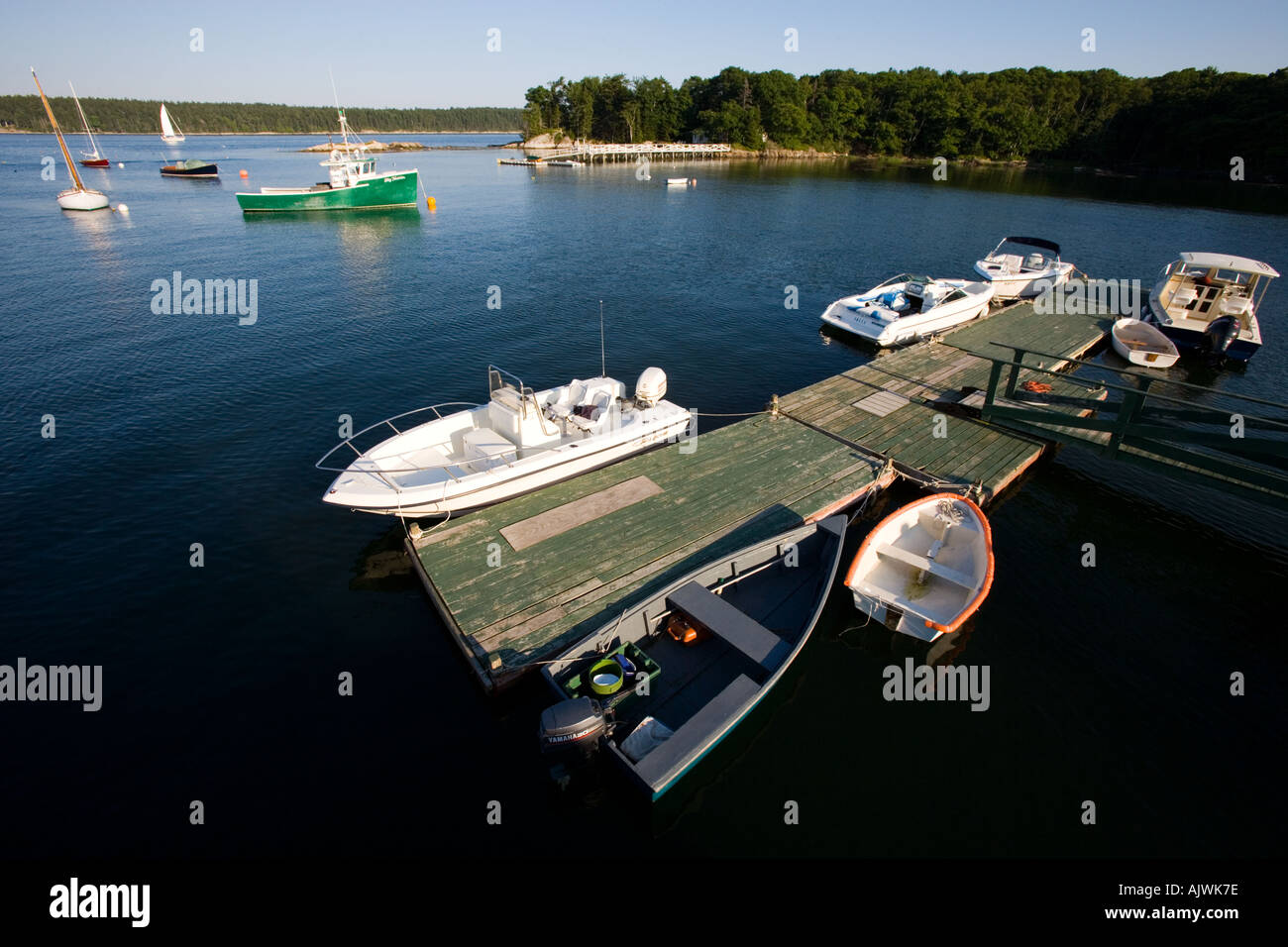 Boote gefesselt im Schwimmdock in Holbrook s Wharf Cundy Harbor Maine Stockfoto