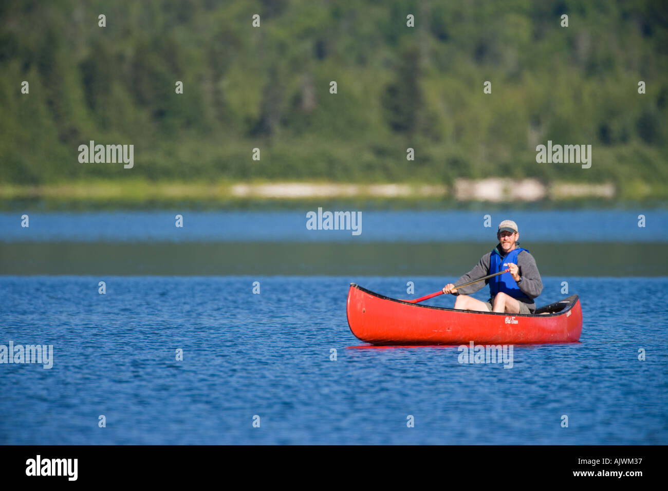 Mann allein auf Maine s Katahdin See Kanu Stockfoto