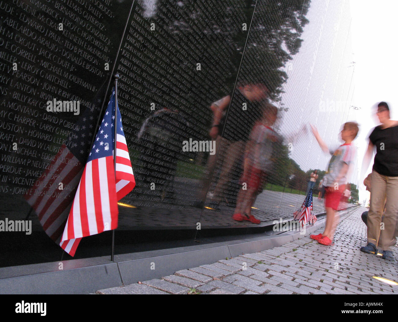 Mutter und Kind auf der Suche nach einem Namen auf der Vietnam Veterans Memorial (The Wall), Washington DC Stockfoto