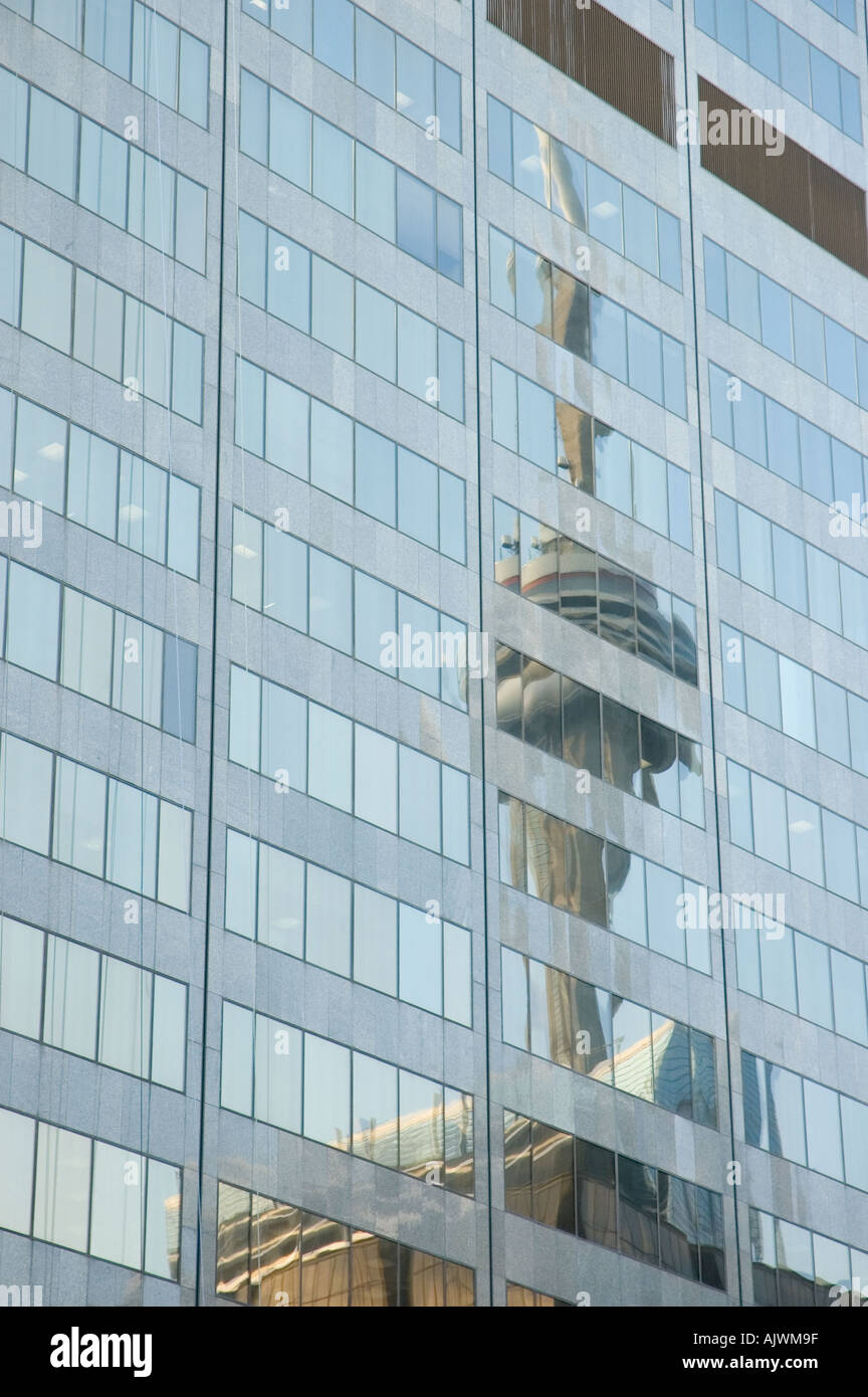 Der CN Tower spiegelt sich in den Fenstern eines Hochhauses in Toronto Ontario Stockfoto