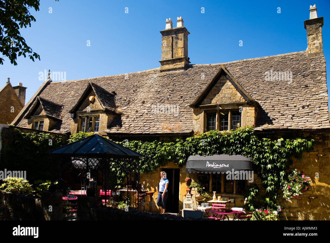 Traditionelle Cotswold Steinhaus im englischen Dorf Broadway im Sommer Sonne Sonnenschein und blauen Himmel Worcestershire England UK Stockfoto