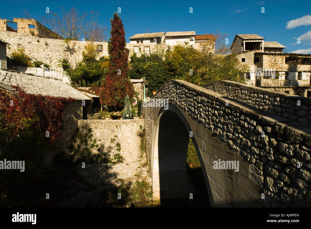 Krumme Brücke, Altstadt, Mostar. Bosnien und Herzegivina Stockfoto