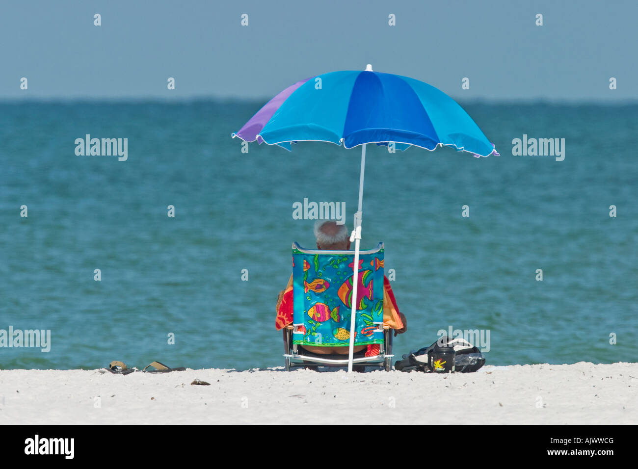 Entspannende Mann am Strand Stockfoto