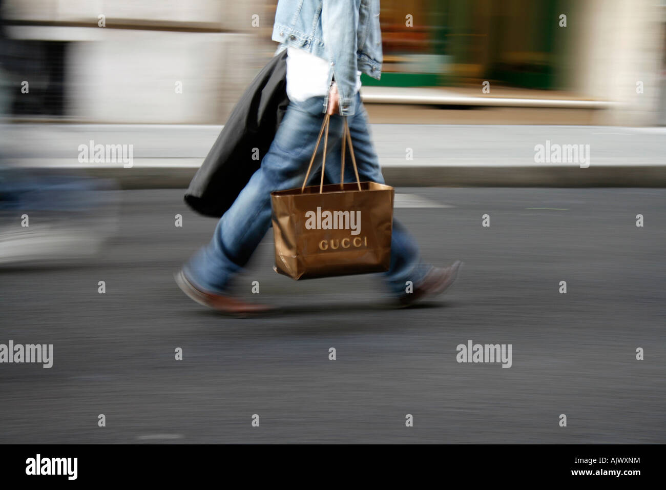 Shopper mit Gucci-Tasche auf der via Condotti Rom Stockfotografie - Alamy