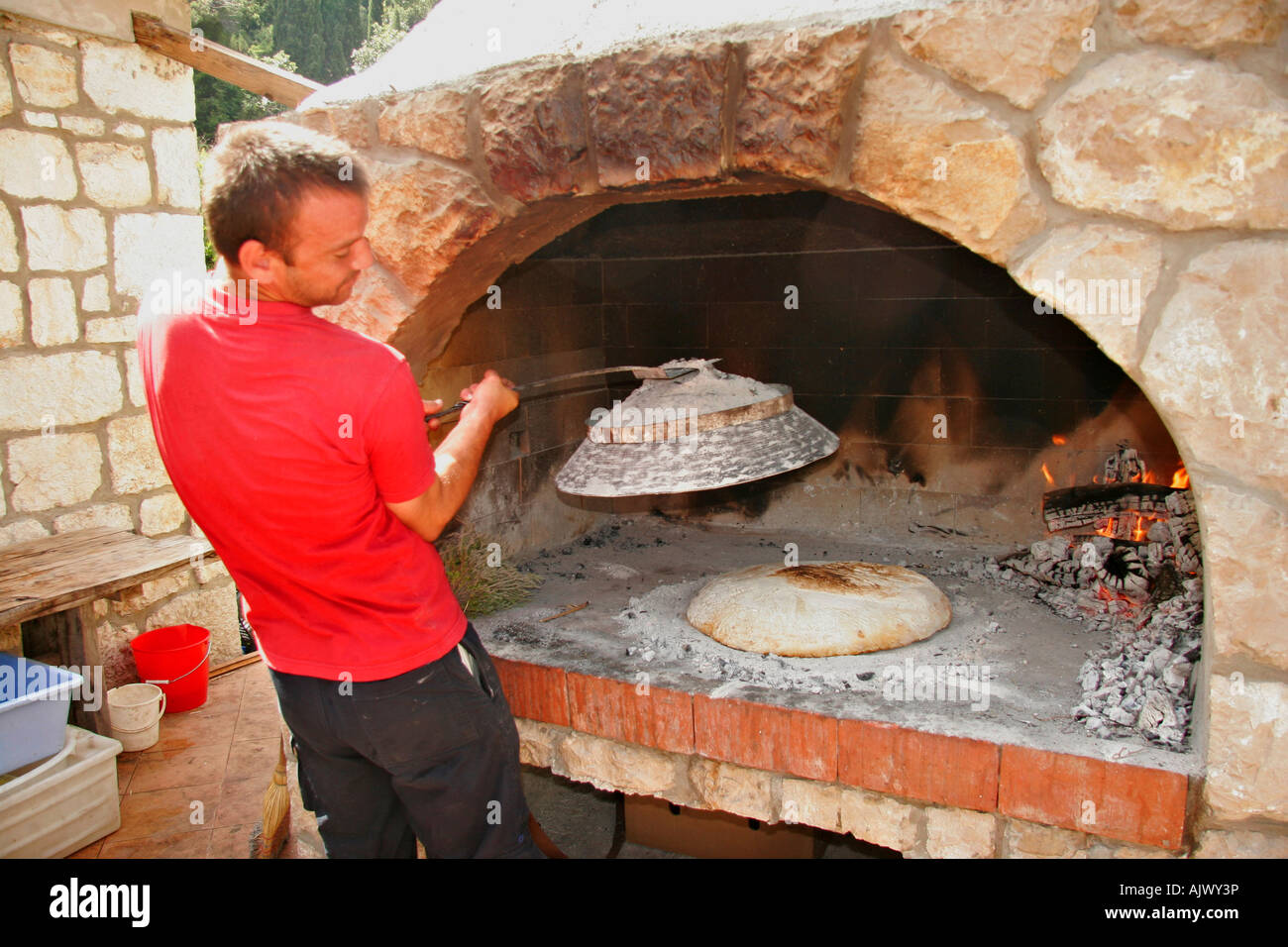 HRV Fernsehreihe Dubrovnik, Fladenbrot Wird in Kobas Im Steinofen Gebacken | Kroatien, Fladenbrot gebacken in einem Steinofen in Kobas Stockfoto