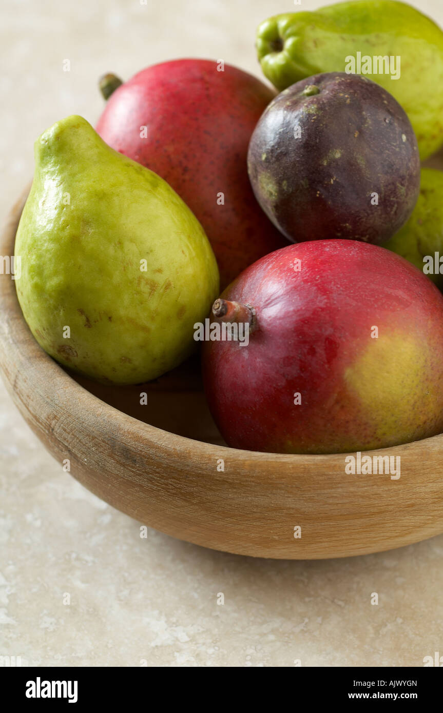 Mango-Guave und Passionsfrucht in Holzschale Stockfoto