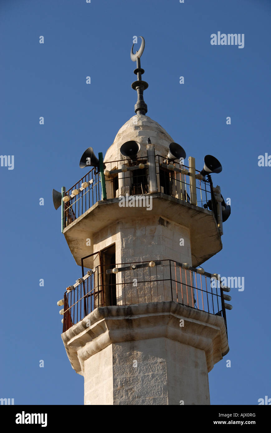 Lautsprecher, die von Muezzin für den „Gebetsaufruf“ im Minarett einer  Moschee in Abu Ghosch, einem arabisch-israelischen gemeinderat in der Nähe  von Jerusalem, verwendet werden Stockfotografie - Alamy