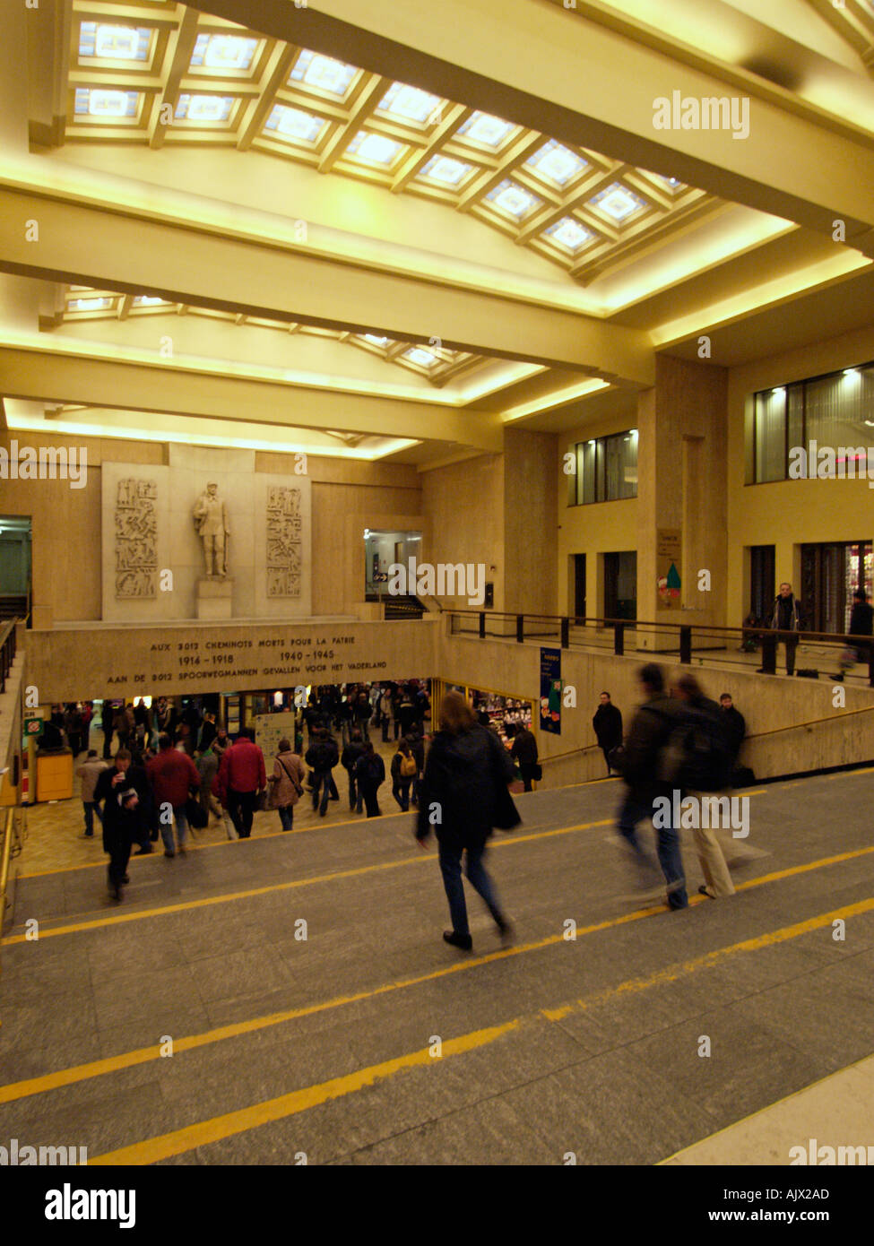 Innere des Brüsseler Hauptbahnhof entfernt mit Denkmal für Eisenbahner, die im ersten und zweiten Weltkrieg gestorben Stockfoto