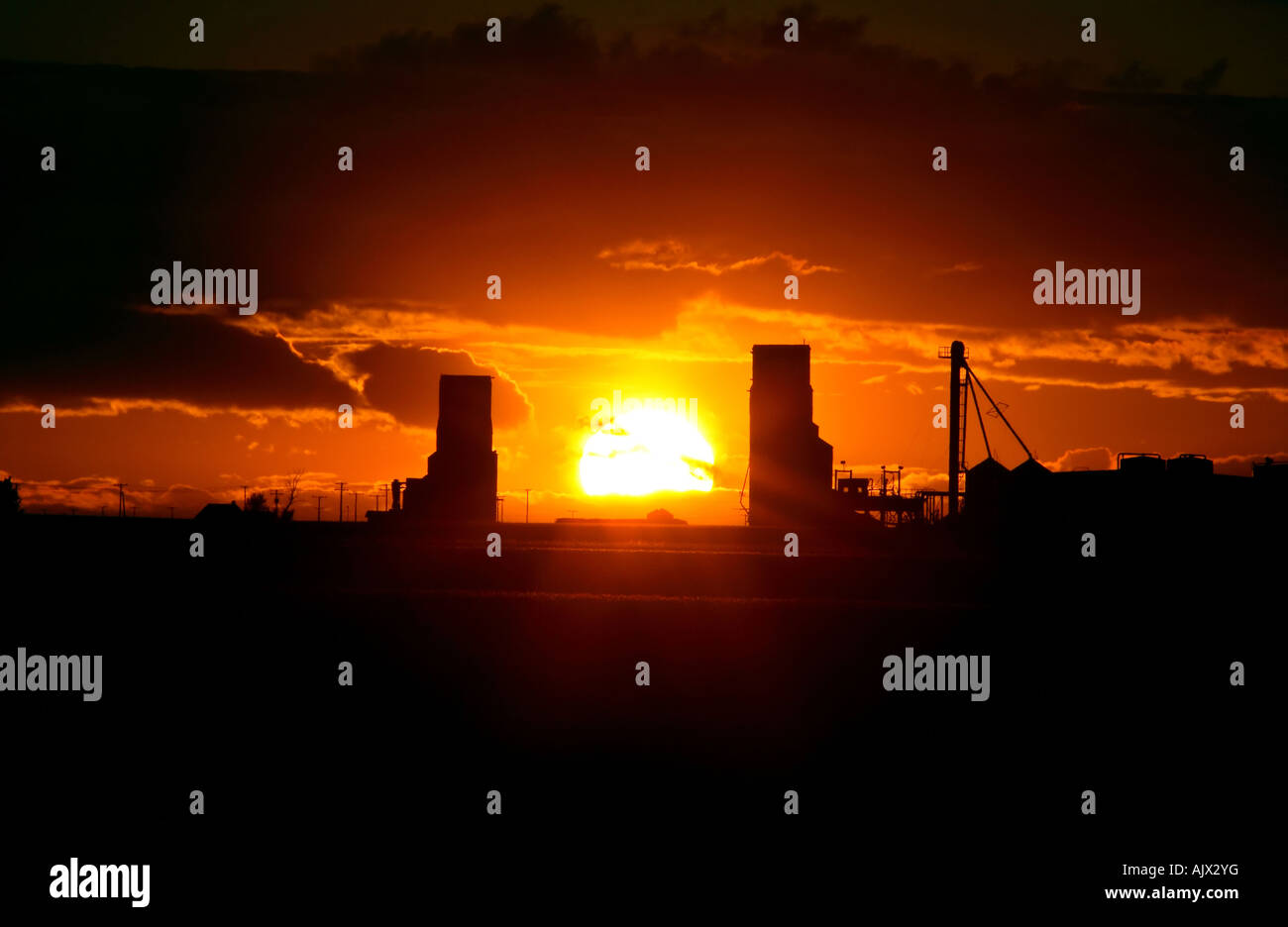 Sonnenuntergang zwischen Tuxford Getreidesilos Stockfoto