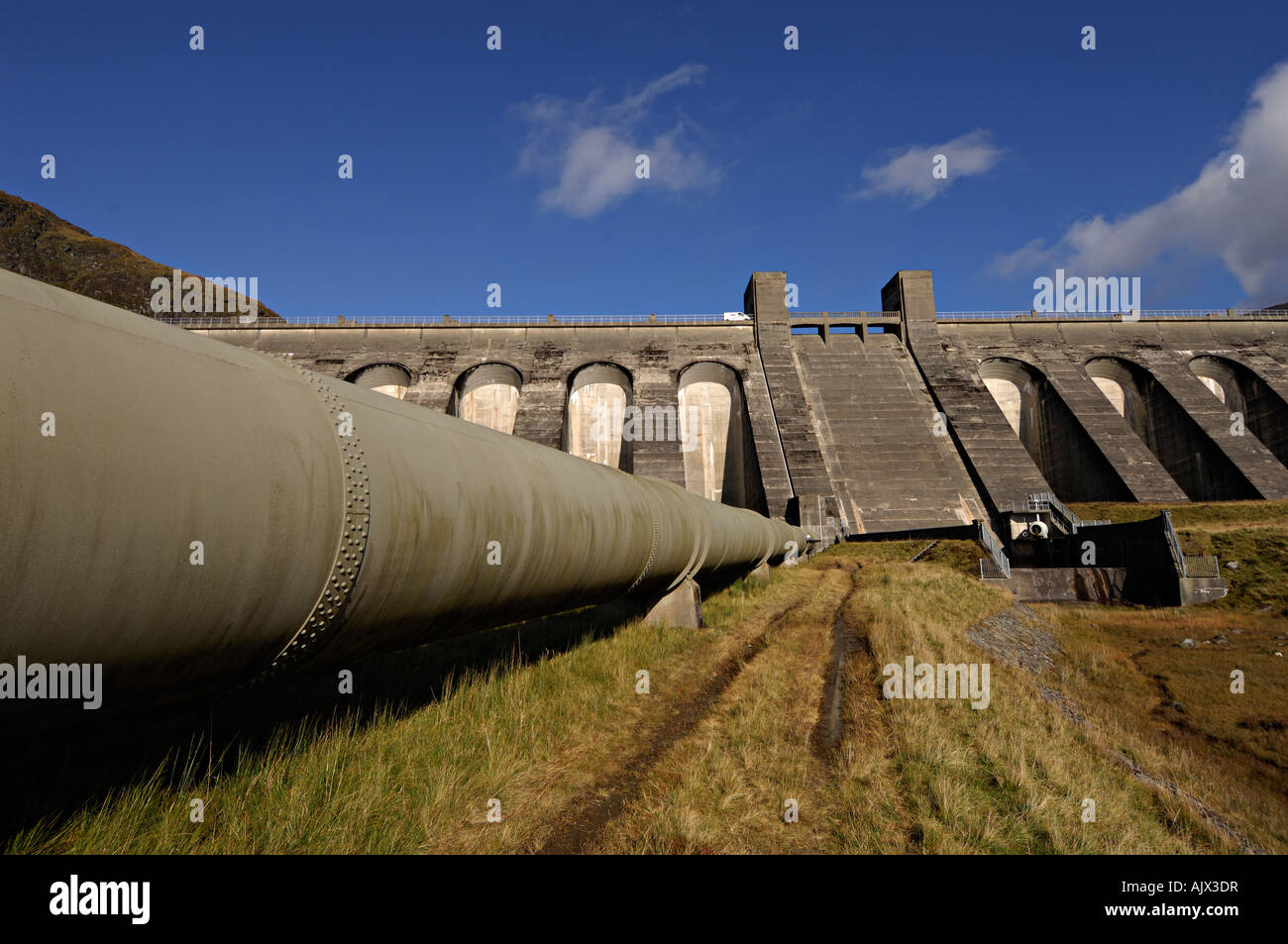 Die Lawers Wasserkraft Strom dam und die Pipeline in Ben Lawers National Nature Reserve Perthshire Schottland Stockfoto