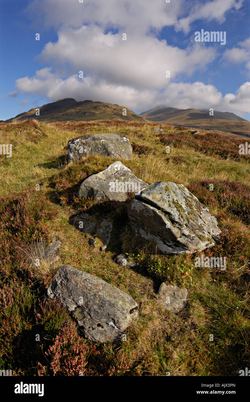 Eine Reihe von moosigen Felsblöcken führt hin zu fernen Gipfeln in Ben Lawers National Nature Reserve in der Nähe von Killin Perthshire Schottland Stockfoto