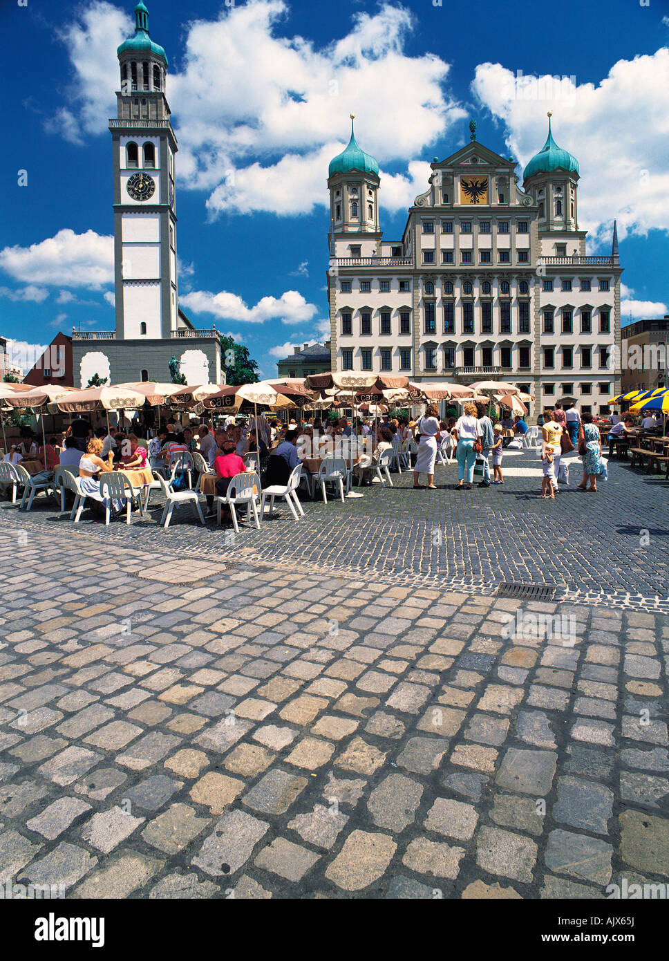 Deutschland Augsburg Stadtplatz Leute sitzen in Deutschland Augsburg Stadtplatz Leute sitzen in
