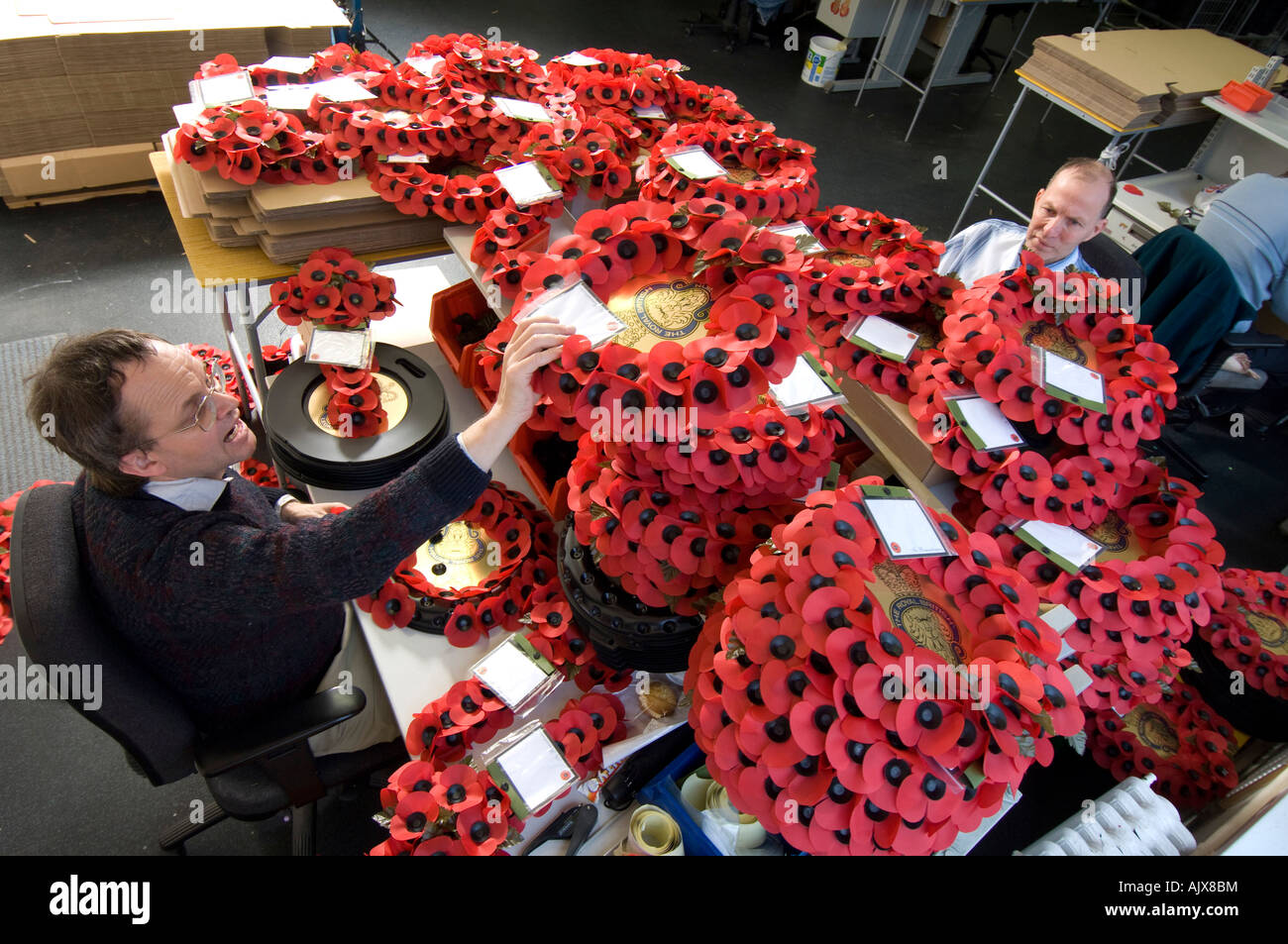 Arbeitnehmer bei der Royal British Legion Mohn Fabrik in Richmond, Surrey Stockfoto