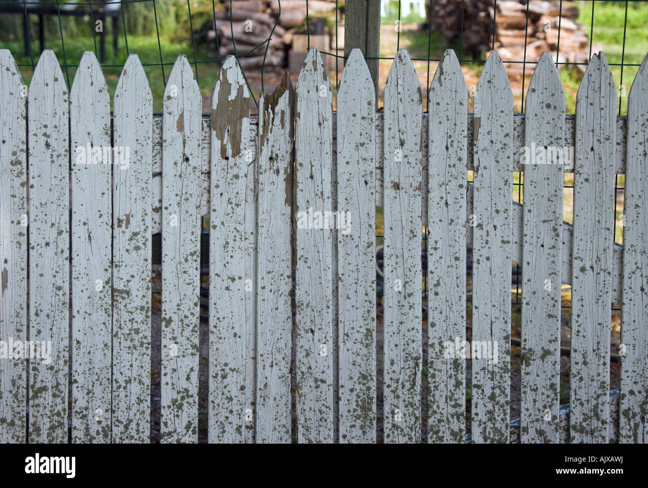 Verwitterten Sie Zaun repariert Stockfoto