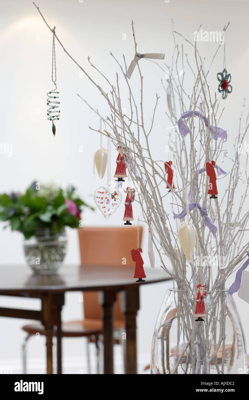 moderne Weihnachten Esszimmer Tisch und Blumen im Hintergrund Stockfoto