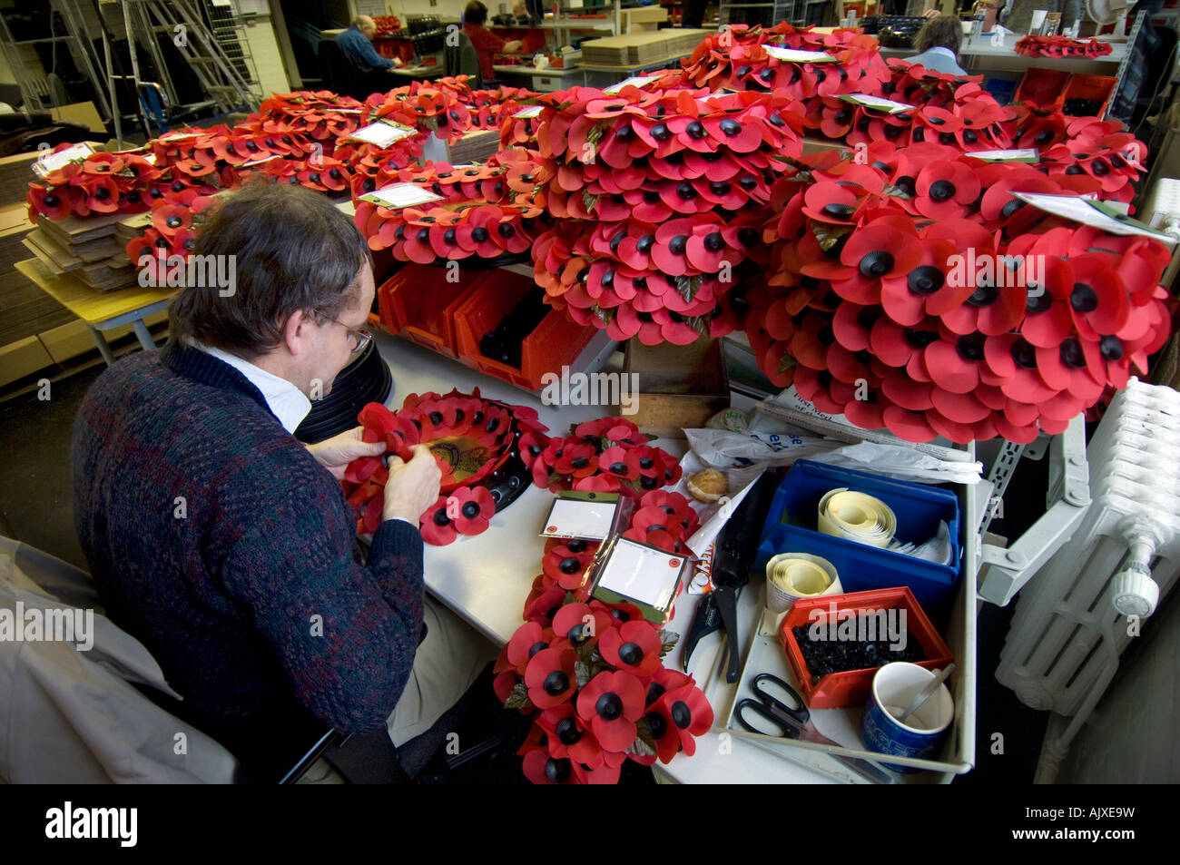 Arbeitnehmer bei der Royal British Legion Mohn Fabrik in Richmond, Surrey Stockfoto