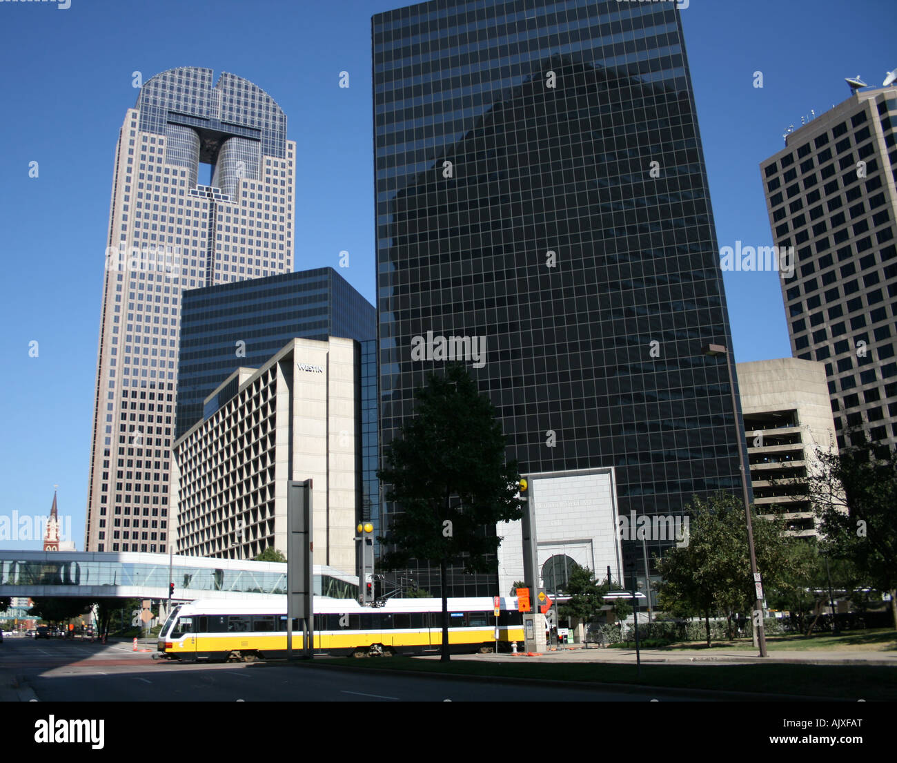 Dallas Light Rail und die Skyline der Innenstadt von Dallas Texas Oktober 2007 Stockfoto