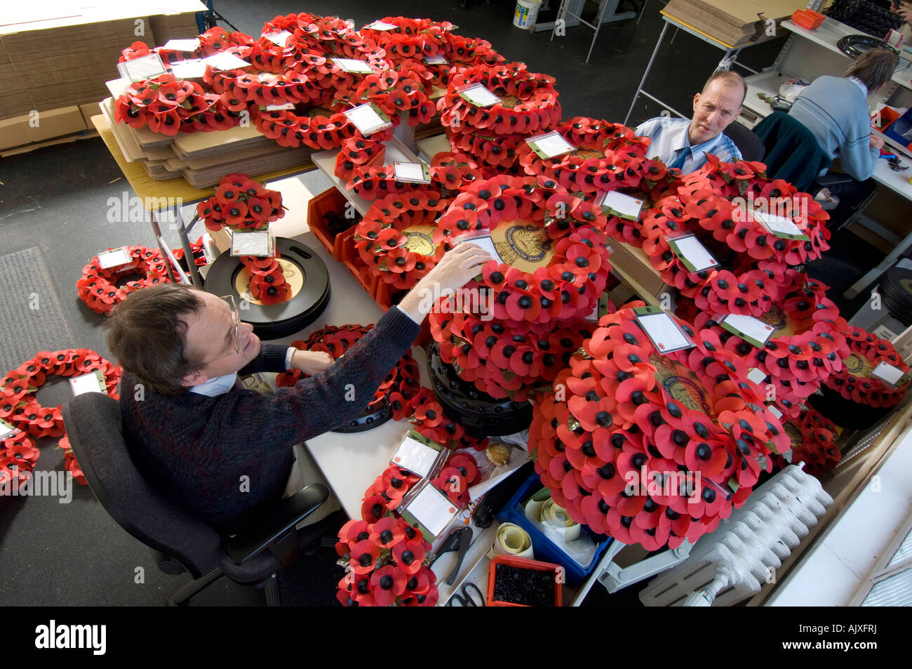 Arbeitnehmer bei der Royal British Legion Mohn Fabrik in Richmond, Surrey Stockfoto