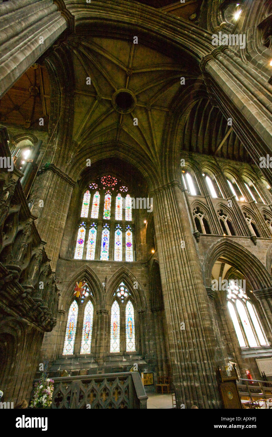 Glasgow Cathedral Glasgow Schottland Interieur mit Bögen und Glasmalerei Stockfoto