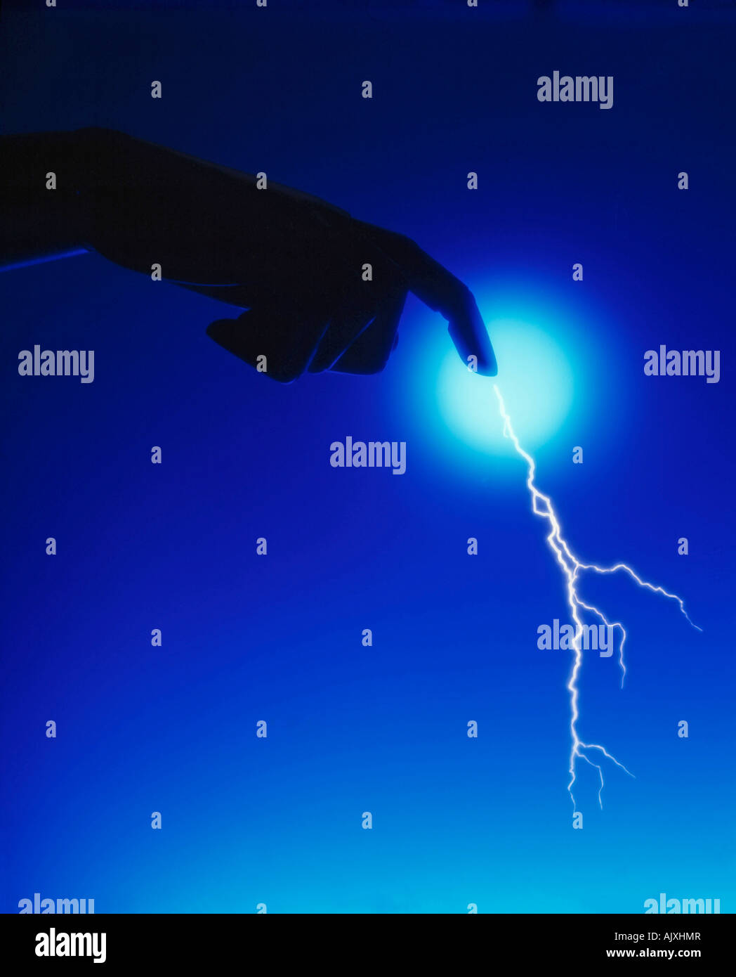 Konzept. Hand Nahaufnahme Silhouette mit lightning bolt vom Finger. Stockfoto