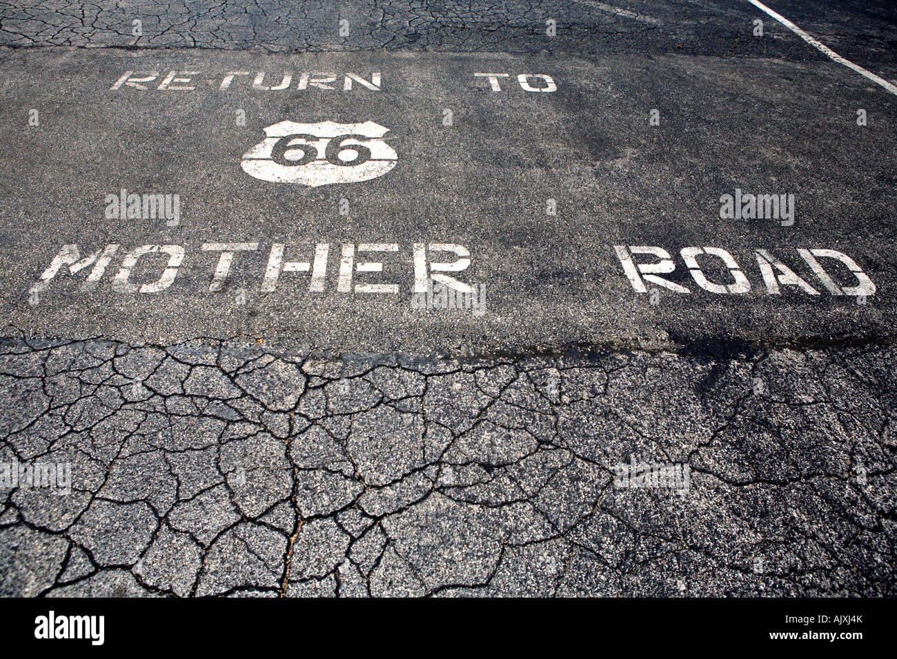 Rückkehr zur Mutter Straßenschild auf Asphalt Oberfläche gemalt route 66 in Missouri Stockfoto
