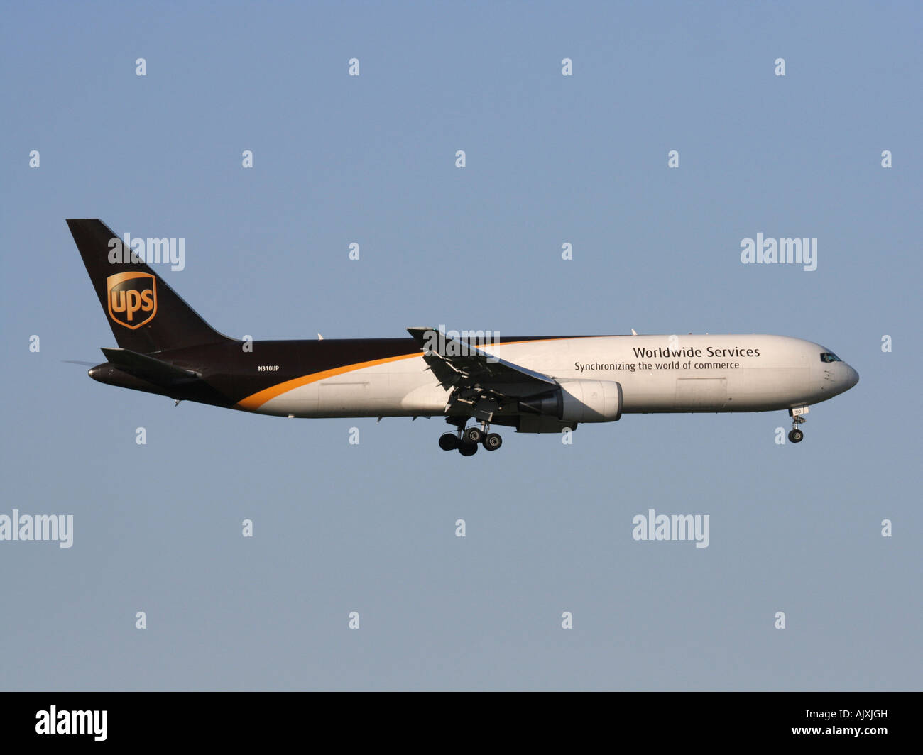 Gewerbliche Güterverkehr. UPS Boeing 767-200 ERF cargo Flugzeug auf Ansatz Stockfoto