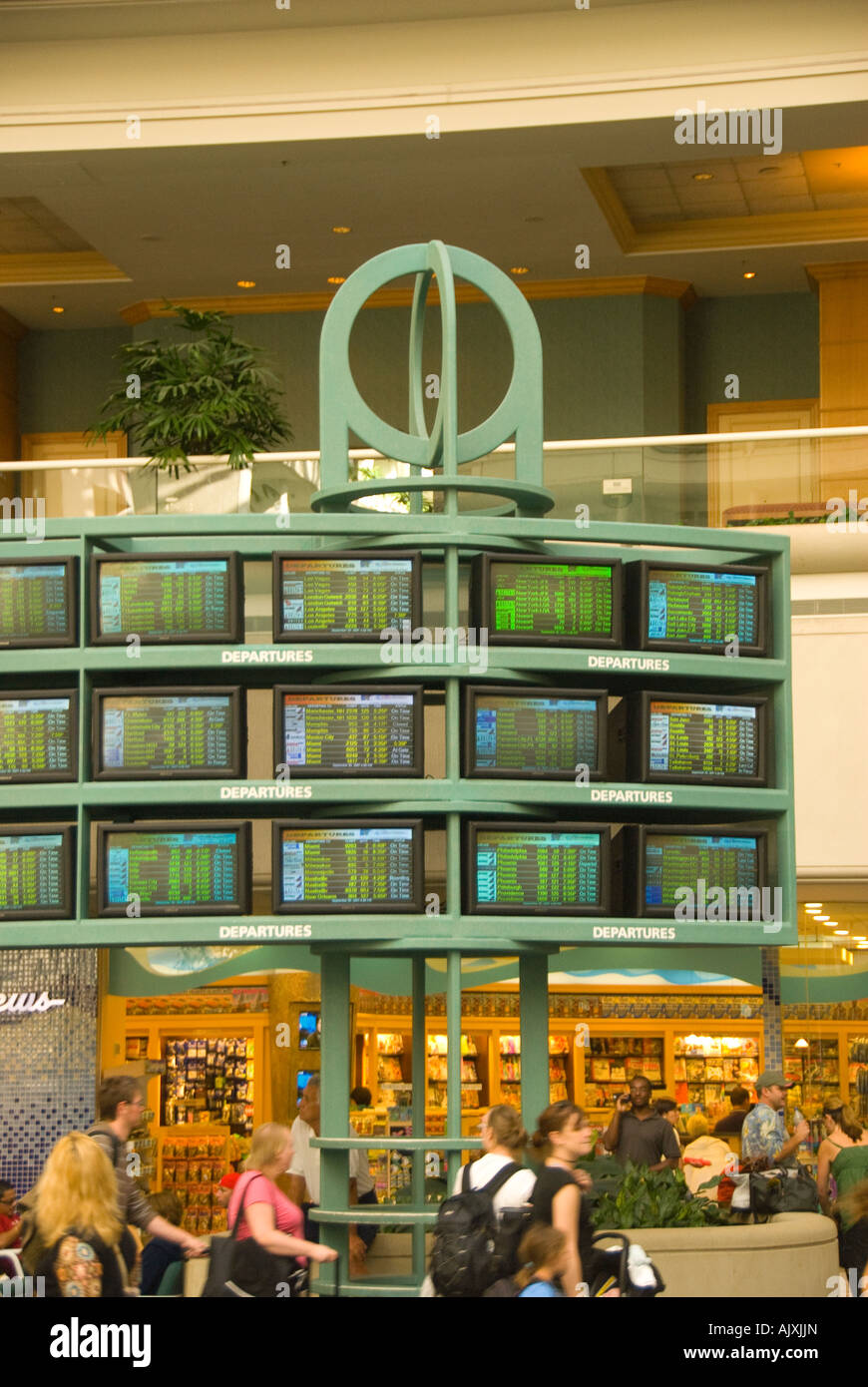 Orlando International Airport Zeitplan Abfahrtstafel, Reisenden in Eile Stockfoto