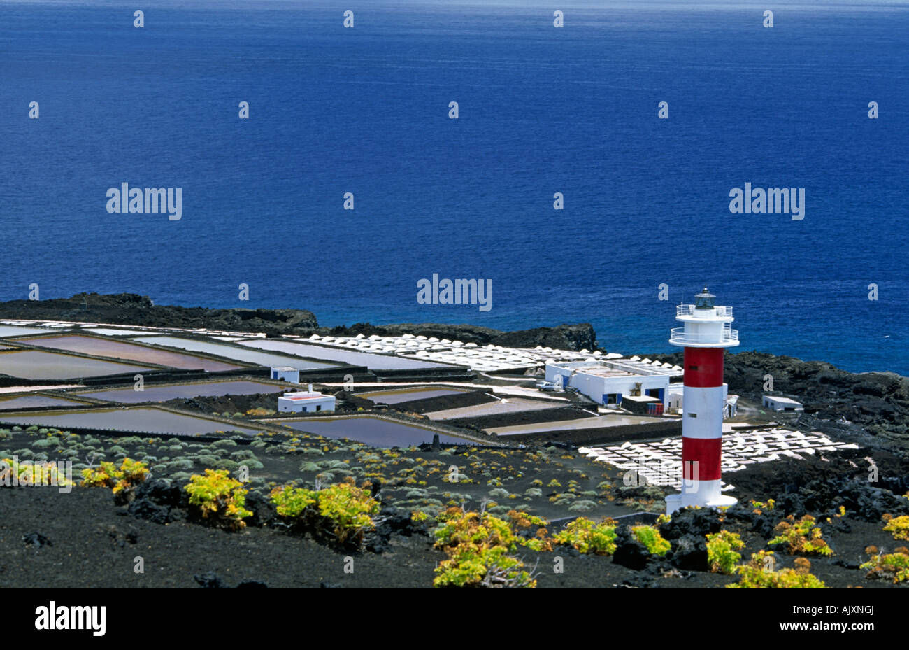 Salinen und Leuchtturm in Los Canarios Fuencaliente La Palma Kanaren Spanien Stockfoto