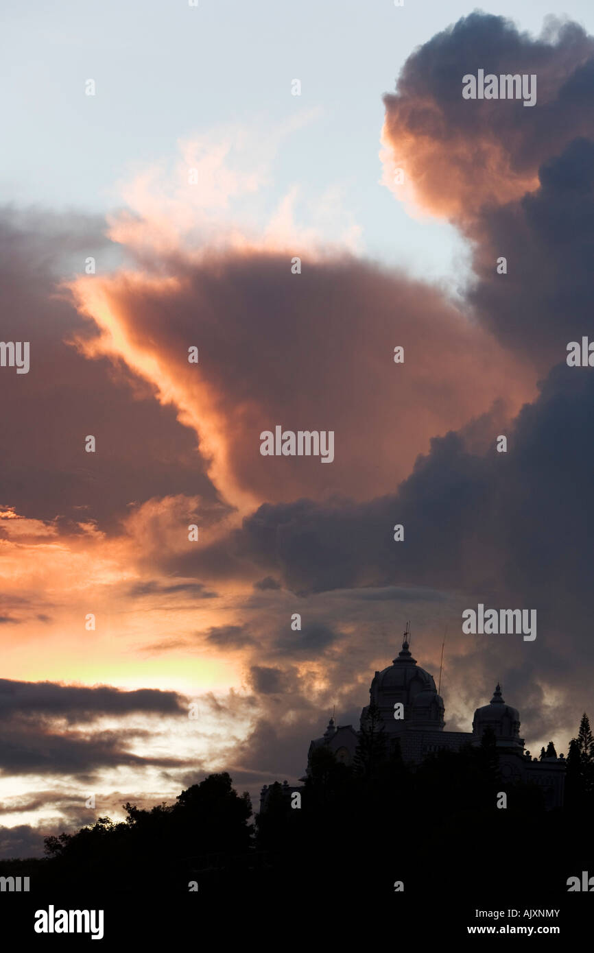 Sonnenuntergang Gewitterwolken über indischen Ashram-Gebäude. Puttaparthi, Andhra Pradesh, Indien Stockfoto