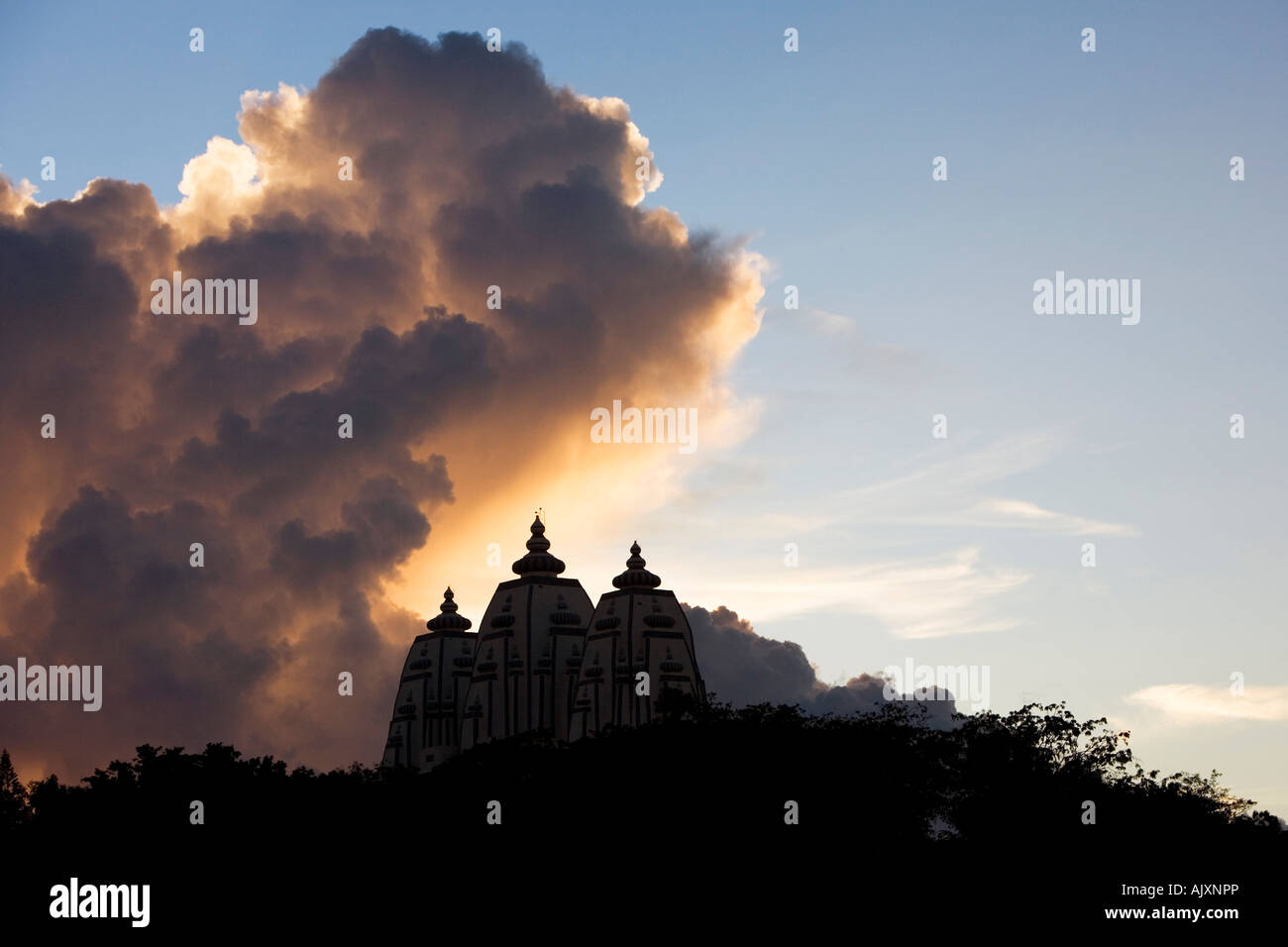 Sonnenuntergang Gewitterwolken über indischen Ashram-Gebäude. Puttaparthi, Andhra Pradesh, Indien Stockfoto