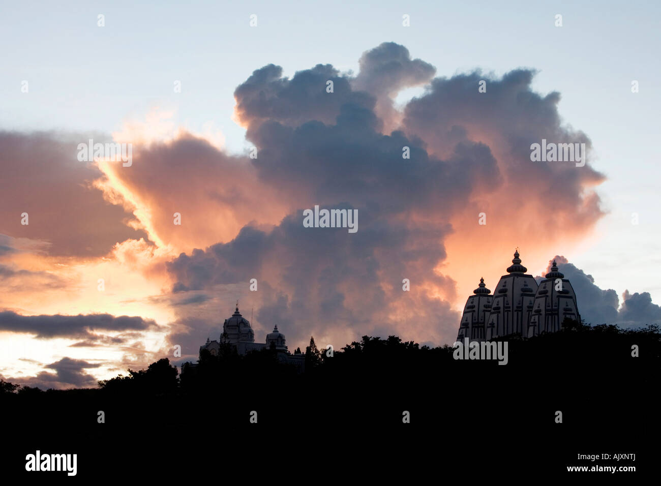 Sonnenuntergang Gewitterwolken über indischen Ashram-Gebäude. Puttaparthi, Andhra Pradesh, Indien Stockfoto