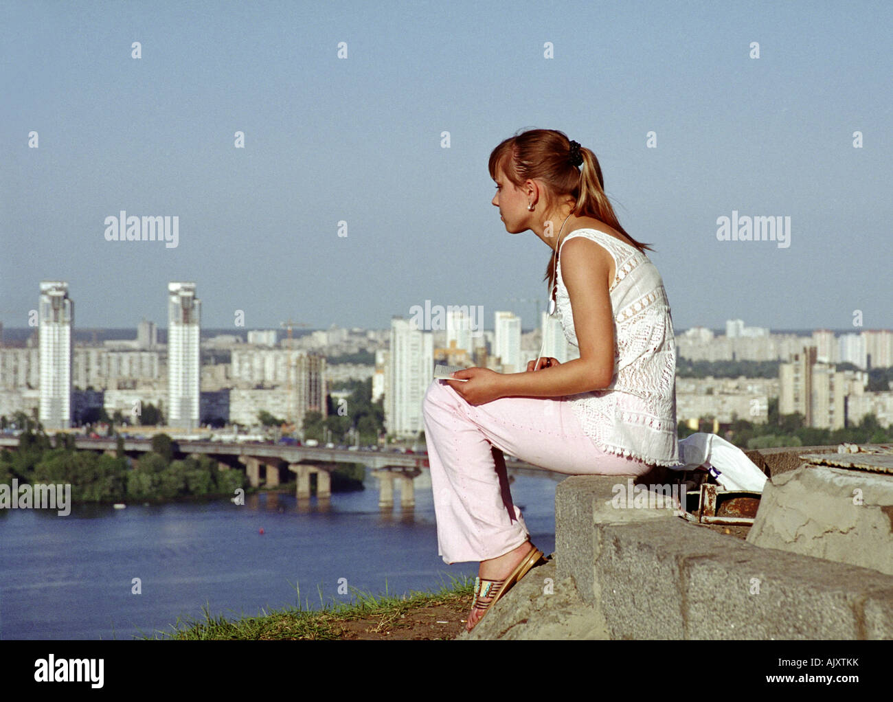 Junge Frau, lesen Sie ein Buch über die Hügel des Dnepr Stockfoto