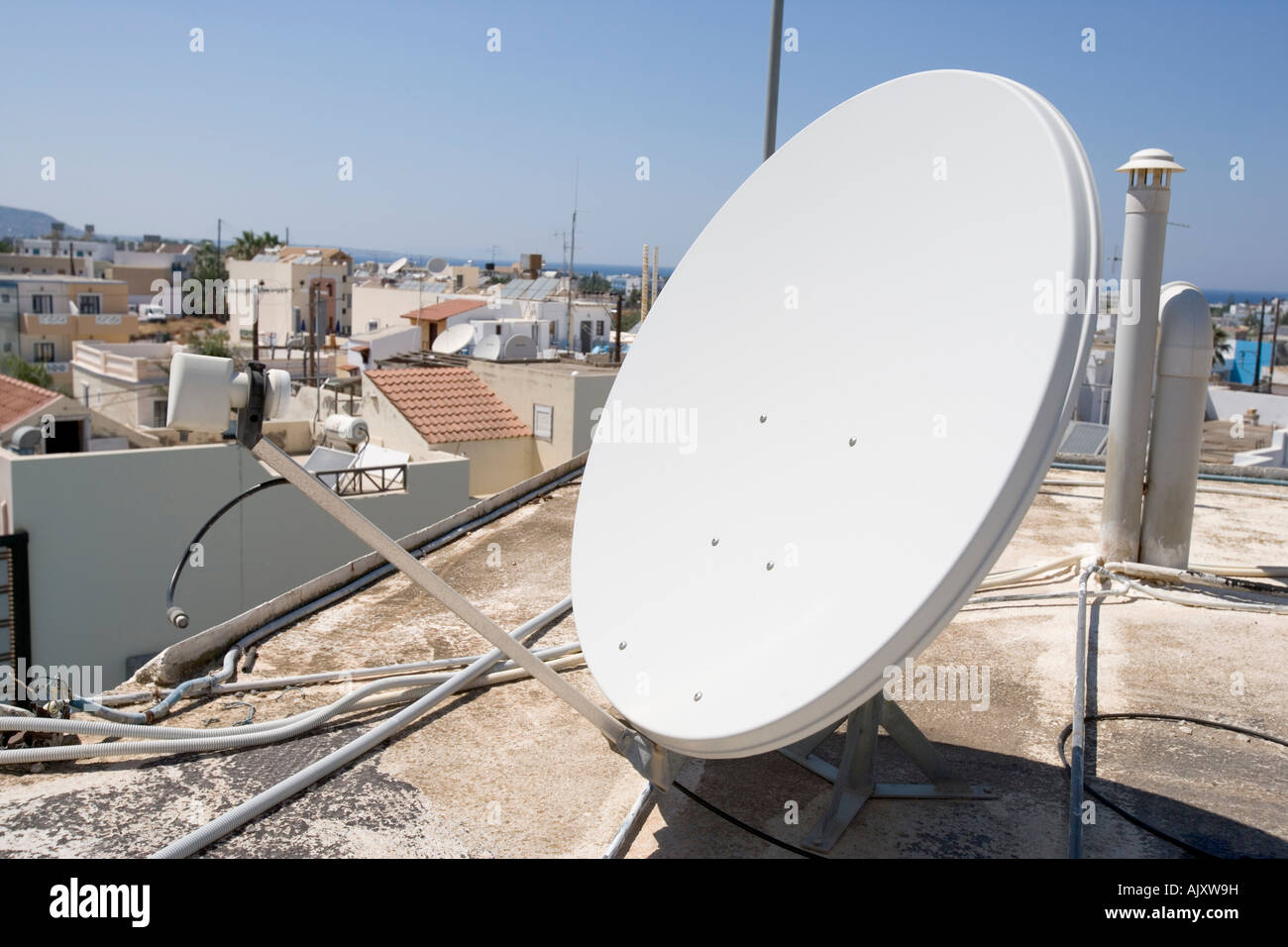 Satelliten-TV-Antenne und solare Warmwasserbereitung Panels auf dem Dach des Hotels in Kreta, Griechenland Stockfoto